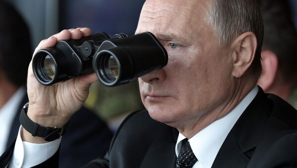 Президент РФ Владимир Путин наблюдает за проведением основного этапа стратегического командно-штабного учения Центр-2019 на полигоне Донгуз - Sputnik Таджикистан