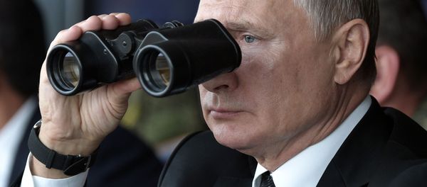 Президент РФ Владимир Путин наблюдает за проведением основного этапа стратегического командно-штабного учения Центр-2019 на полигоне Донгуз - Sputnik Таджикистан