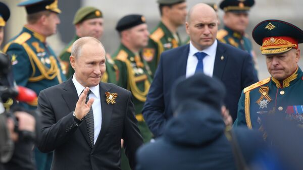 Президент РФ Владимир Путин на Параде Победы на Красной площади - Sputnik Таджикистан