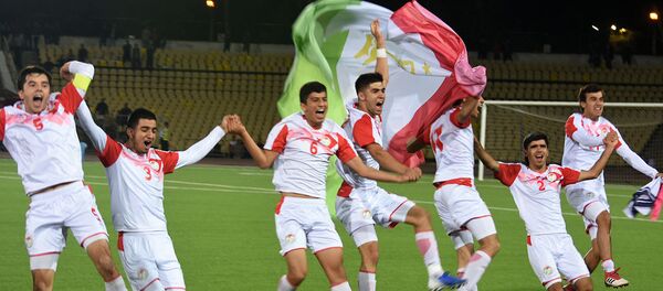 Тими мунтахаби ҷавонони Тоҷикистон баъди пирӯзӣ бар дастаи Сурия Тими мунтахаби ҷавонони Тоҷикистон баъди пирӯзӣ бар дастаи Сурия - Sputnik Тоҷикистон