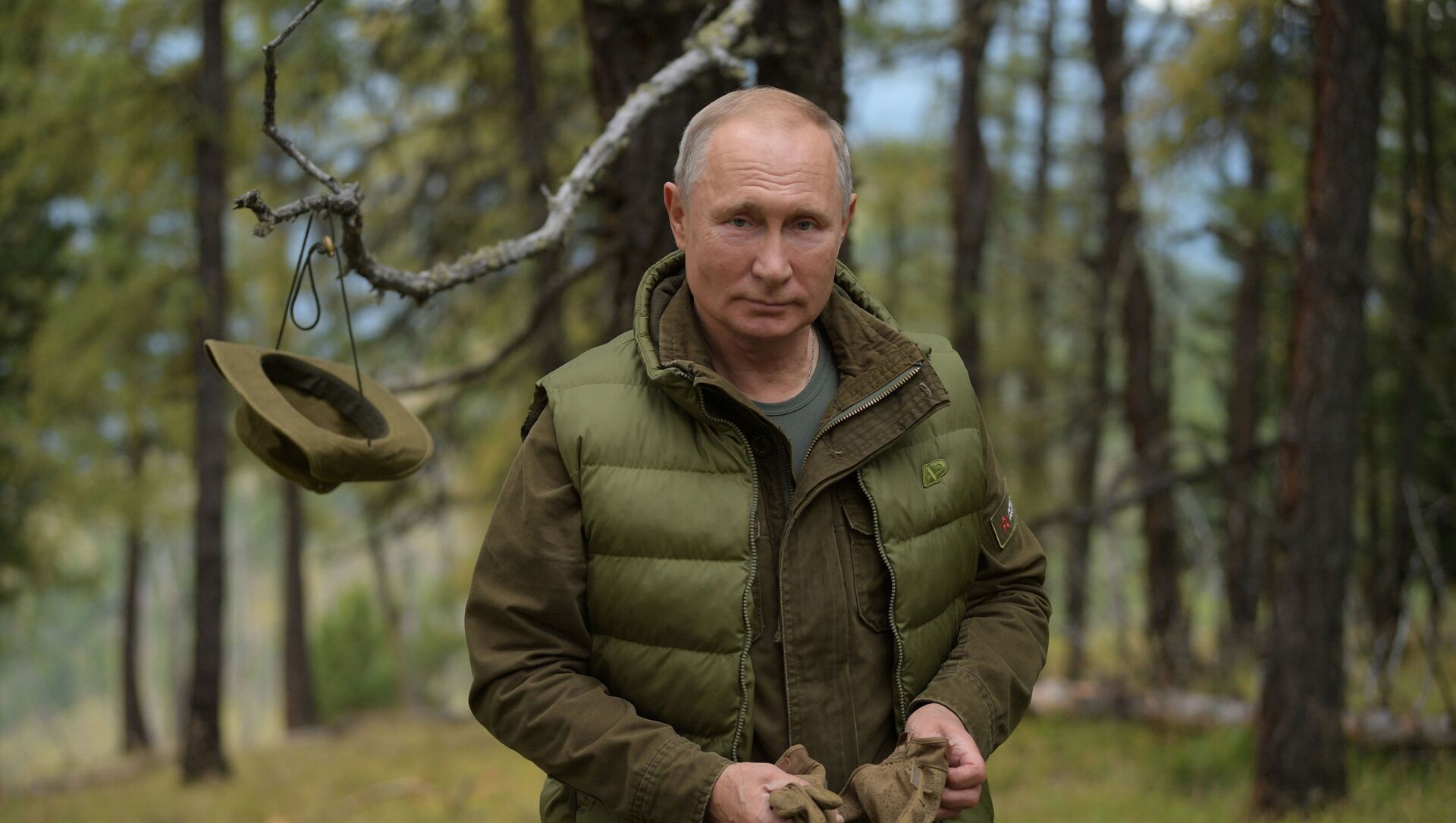 Президент РФ Владимир Путин во время прогулки в тайге - Sputnik Таджикистан, 1920, 02.03.2021