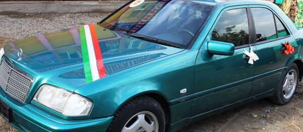 Зам. председатель Хатлонской области Махфират Хидирзода подарил автомашину Меседес-бенс сотрудникам НДПТ в районе Дусти хатлонской области - Sputnik Тоҷикистон