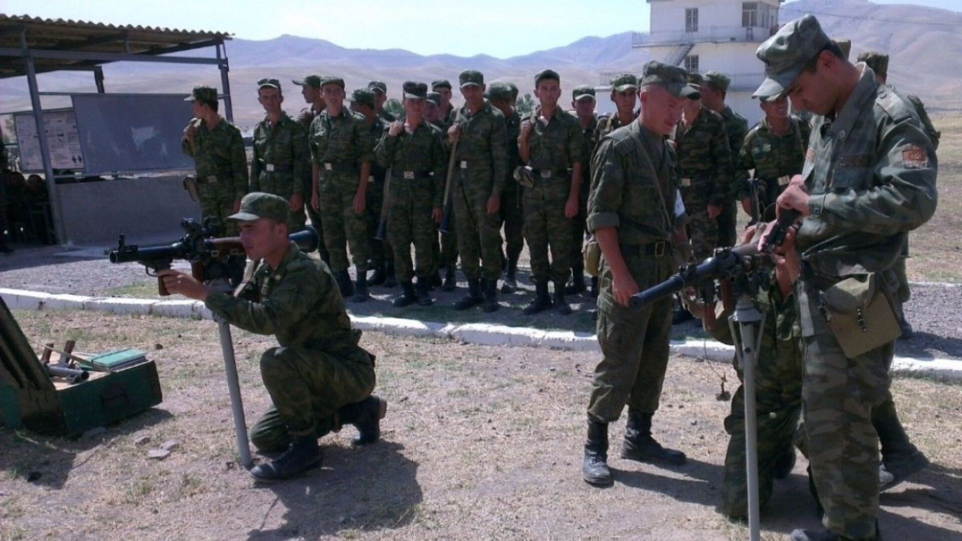Российские инструкторы обучили около 500 военнослужащих армии Таджикистана  - Sputnik Таджикистан, 1920, 06.06.2022