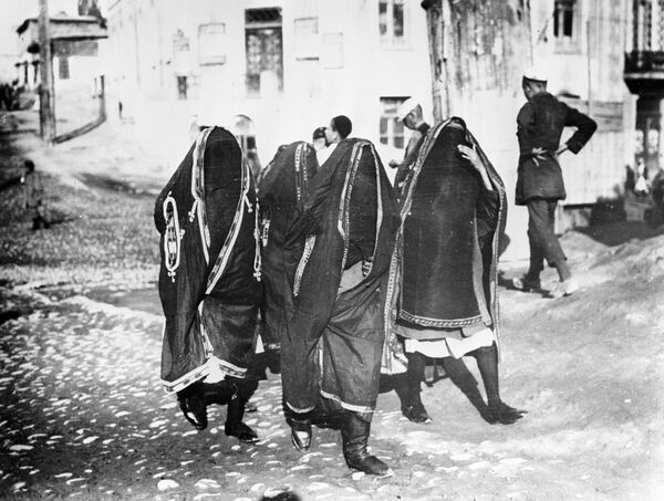 Женщины в парандже на улице одного из городов Таджикистана, 1926 год - Sputnik Таджикистан