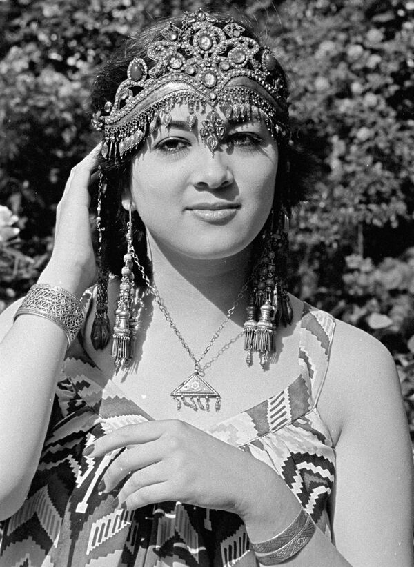 Девушка в национальных украшениях Таджикистана. - Sputnik Таджикистан