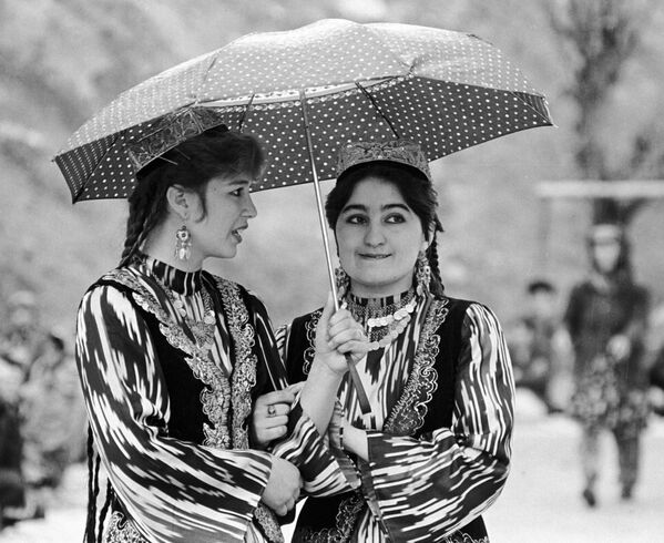 Таджикские модницы стоят под зонтом. - Sputnik Таджикистан