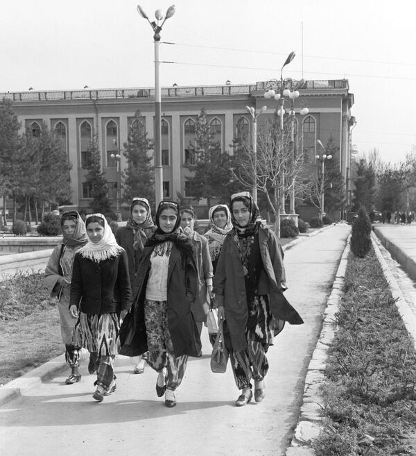 Жительницы Душанбе на одной из улиц города - Sputnik Таджикистан