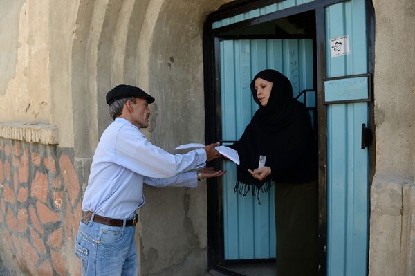 Афганский почтальон Мохаммад Рахим доставляет письма жителям одного из районом Кабула - Sputnik Таджикистан