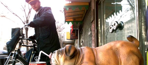 Китайский почтовый работник после доставки почты в модный салон в Пекине - Sputnik Таджикистан