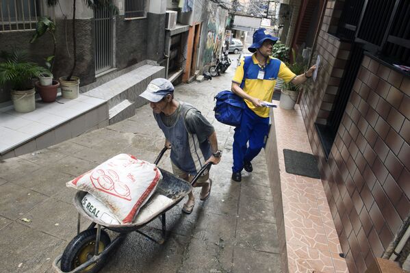 Бразильский почтальон доставляет письма в трущобы Росинья в Рио-де-Жанейро - Sputnik Таджикистан