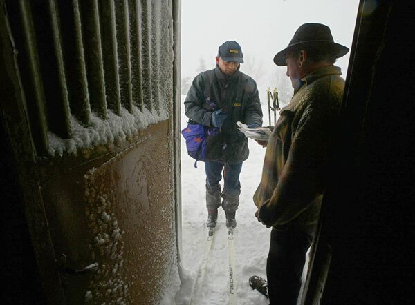 Почтальон во время доставки почты жителям Маркштейн в горах Вогезы во Франции во время снежного бурана - Sputnik Таджикистан