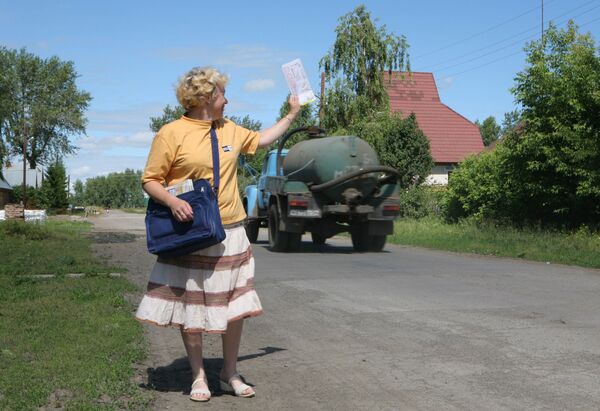 Сельский почтальон разносит корреспонденцию по селу Боровое в Новосибирской области - Sputnik Таджикистан