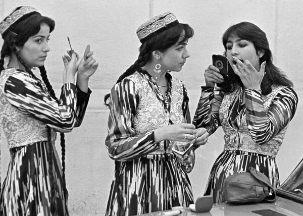 Девушки города Душанбе в национальных костюмах наносят макияж - Sputnik Таджикистан