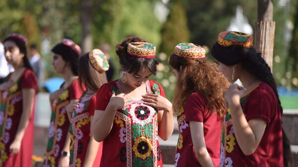 Девушки в красивых национальных платьях и тюбетейках, профессиональный музыкальный коллектив Колледжа искусств имени А. Бобокулова  - Sputnik Таджикистан