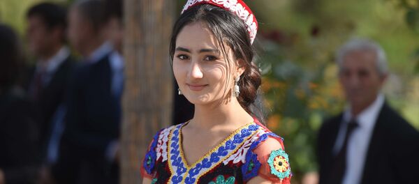 Девушка в красивом национальном платье - Sputnik Таджикистан