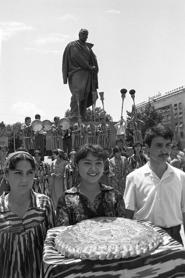 Душанбинцы во время традиционной встречи гостей на площади имени Садриддина Айни - Sputnik Таджикистан