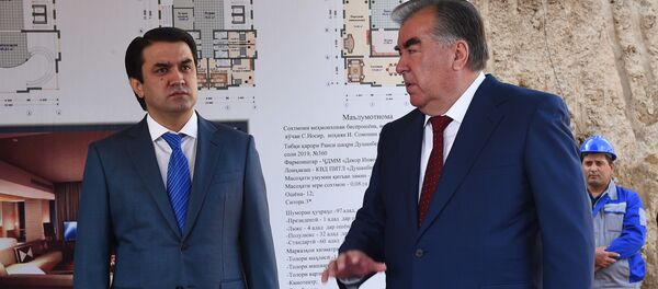 Эмомали Рахмон и Рустам Эмомали Эмомали Рахмон и Рустам Эмомали - Sputnik Тоҷикистон