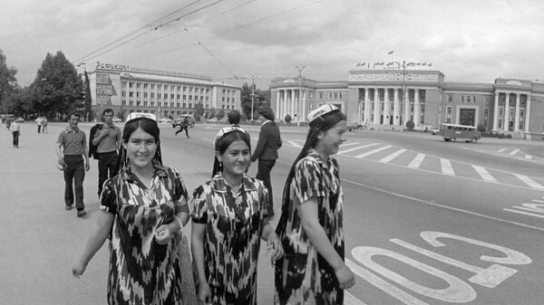 Жители города Душанбе на площади имени Ленина - Sputnik Таджикистан
