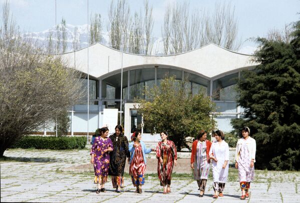 Девушки на Выставке достижений народного хозяйства в Душанбе - Sputnik Таджикистан