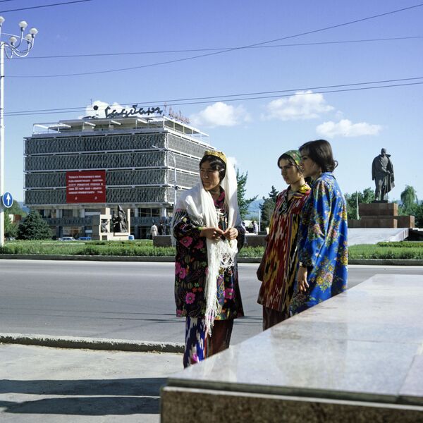 Жительницы Душанбе, стоящие на улице напротив Дома быта Садбарг - Sputnik Таджикистан