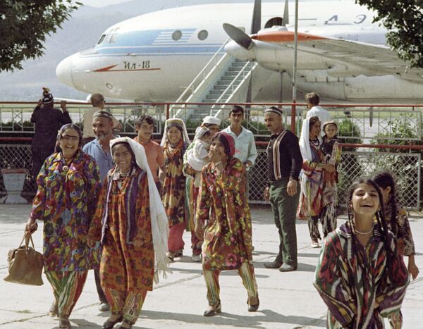 Пассажиры выходят из самолета в аэропорту города Душанбе. - Sputnik Таджикистан
