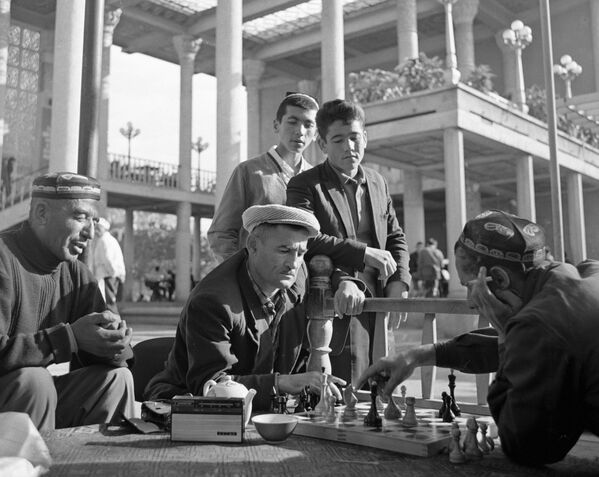 Посетители чайханы Рохат в Душанбе играют в шахматы. - Sputnik Таджикистан