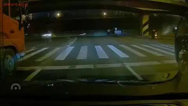 Мост в Китае обрушился на проезжавшие под ним машины — момент попал на видео - Sputnik Тоҷикистон