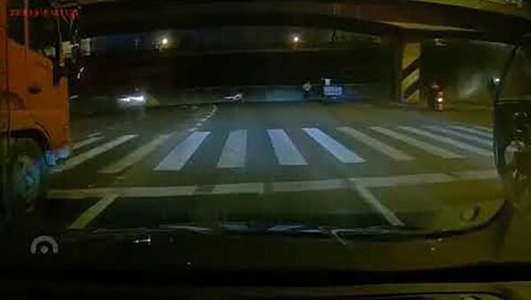 Мост в Китае обрушился на проезжавшие под ним машины — момент попал на видео - Sputnik Тоҷикистон