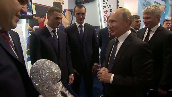 Путину подарили боксёрскую перчатку с бриллиантами - YouTube - Sputnik Тоҷикистон
