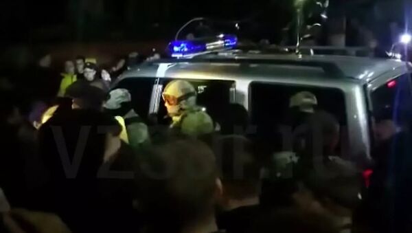 Жители Саратова попытались заблокировать полицейский автомобиль - Sputnik Таджикистан