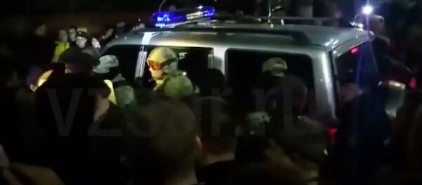 Жители Саратова попытались заблокировать полицейский автомобиль - Sputnik Таджикистан