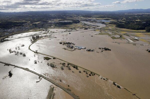 Области, затопленные рекой Абукума после тайфуна Хагибис в городе Тамагава, префектура Фукусима, Япония - Sputnik Таджикистан