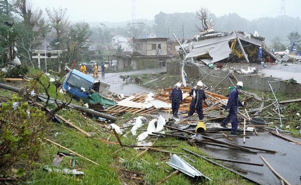 Дома, машины и опоры линий электропередачи, разрушенные в результате тайфуна Хагибис, Япония - Sputnik Таджикистан