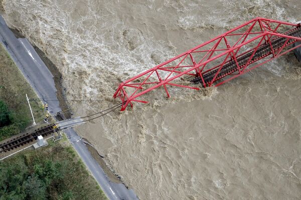 Разрушенный в результате тайфуна Хагибис железнодорожный мост над рекой Чикума, Япония - Sputnik Таджикистан