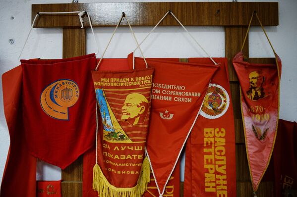Наградные вымпелы в музее советского быта Сделано в СССР в Екатеринбурге - Sputnik Таджикистан