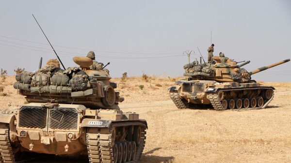 Турецкие солдаты едут на американских танках M60 в городе Тухар, к северу от северного сирийского города Манбидж - Sputnik Тоҷикистон