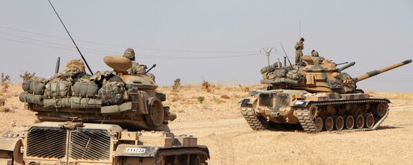 Турецкие солдаты едут на американских танках M60 в городе Тухаре, к северу от северного сирийского города Манбидж - Sputnik Таджикистан