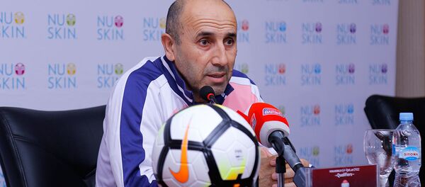 Главный тренер национальной сборной Таджикистана Усмон Тошев - Sputnik Тоҷикистон