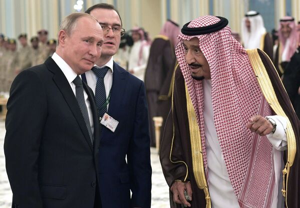Президент РФ Владимир Путин и король Саудовской Аравии Сальман бен Абдель Азиз аль Сауд (справа) на церемонии официальной встречи - Sputnik Таджикистан