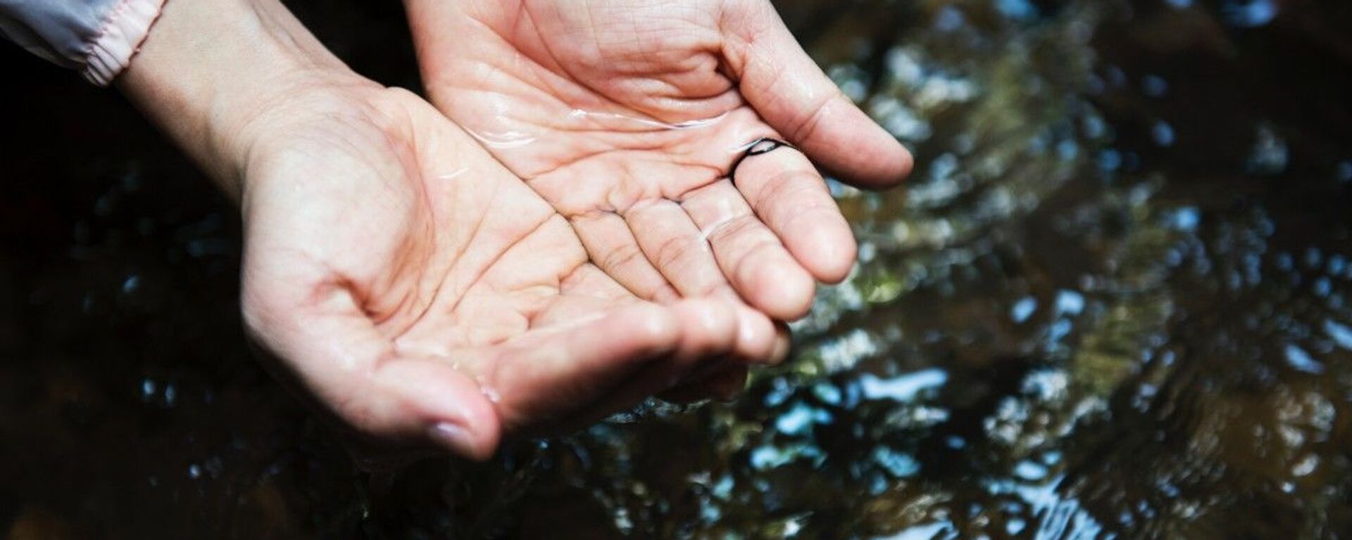 Мытье рук в чистой воде - Sputnik Таджикистан, 1920, 20.05.2021