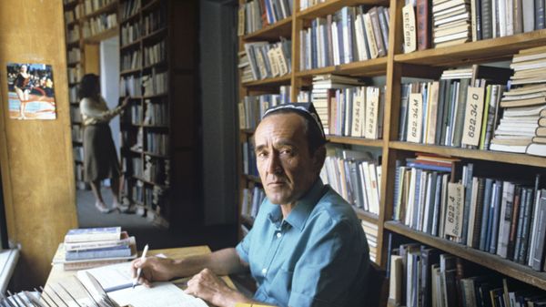 Бобо Сангинов, знатный селекционер-хлопкороб, директор Вахшского филиала Таджикского научно-исследовательского института земледелия, член-корреспондент Академии Наук Таджикской ССР, в библиотеке - Sputnik Тоҷикистон