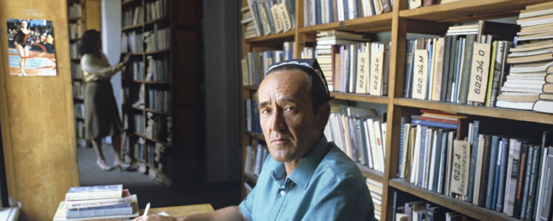 Бобо Сангинов, знатный селекционер-хлопкороб, директор Вахшского филиала Таджикского научно-исследовательского института земледелия, член-корреспондент Академии Наук Таджикской ССР, в библиотеке - Sputnik Тоҷикистон, 1920, 12.08.2026