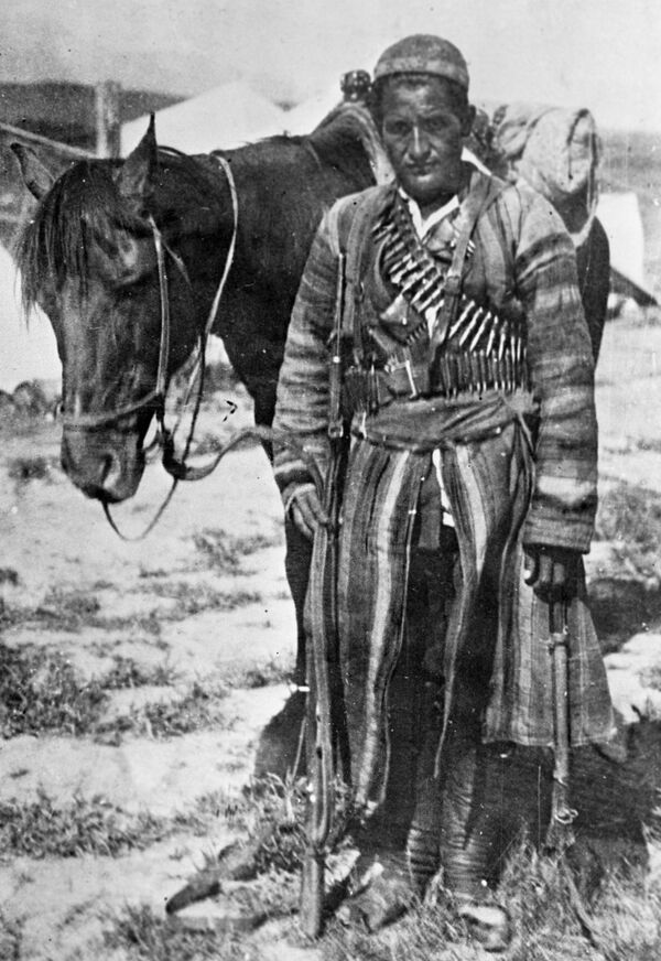 Таджик-доброволец отряда по борьбе с басмачами. - Sputnik Таджикистан