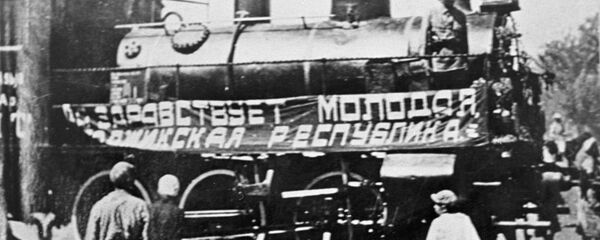 Первый паровоз, прибывший в город Душанбе. На паровозе транспарант Да здравствует молодая Таджикская республика. Таджикская ССР - Sputnik Таджикистан