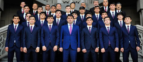 Президент Федерации футбола Таджикистана Рустами Эмомали встретился с игроками и тренерско-руководящим составом юношеской сборной страны (U-17) - Sputnik Тоҷикистон