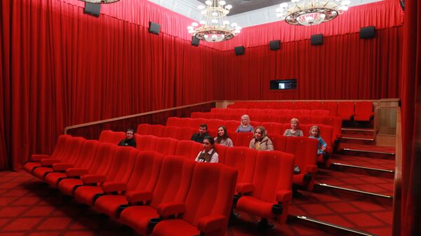 Зрители в большом зрительном зале Кинозала ГУМ, архивное фото - Sputnik Тоҷикистон