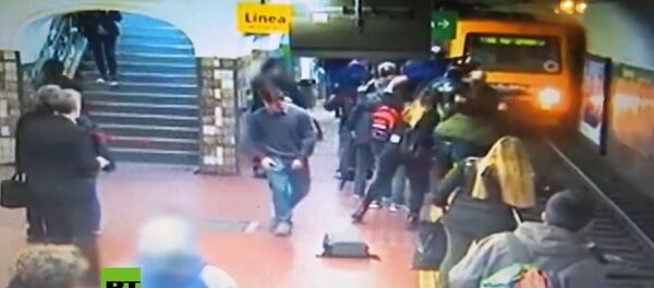 Упавший в обморок мужчина столкнул женщину на рельсы перед поездом — видео - Sputnik Тоҷикистон