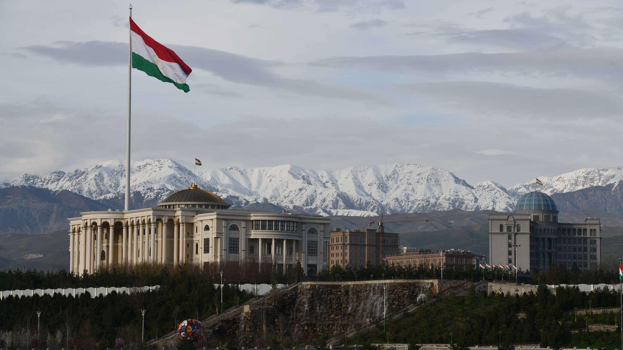 Прогноз город душанбе. Душанбе столица Таджикистана. Здание правительства Республики Таджикистан. Столица Таджикистана сейчас 2022. Парламент Таджикистана здание.