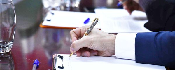 Подпись документа. архивное фото - Sputnik Тоҷикистон