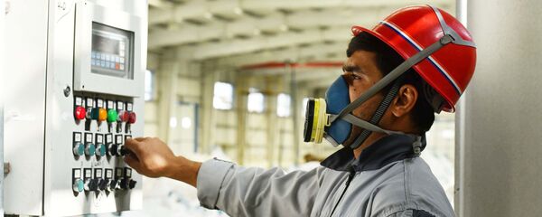 Рабочий на заводе Талко. Цех по производству Флюолита Рабочий на заводе Талко. Цех по производству Флюолита - Sputnik Таджикистан